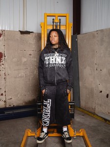 Conjunto de chándal de felpa negra con estampado de grafiti personalizado de último diseño, sudadera con capucha y pantalones de chándal de felpa gruesa de dos piezas - Product Image 2
