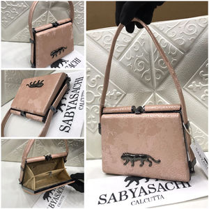 Bolso de Mano Sabyasaachi Hecho a Mano con Brillantes Detalles en Dorado Antiguo, Acrílico de Moda, Impermeable y Ecológico para Bodas y Fiestas - Product Image 4