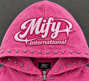 Sudadera con capucha rosa lavada personalizada con cremallera, logo bordado y bolsillo canguro, estilo streetwear, fabricada por un fabricante de sudaderas. - Product Image 4