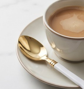 Cuillère de service plaquée or avec manche en céramique blanche, long manche, design glamour, vaisselle de mariage durable - Product Image 4