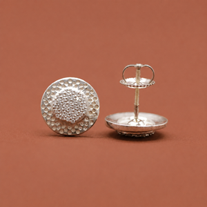 Boucles d'oreilles clous rondes avec bordure perlée détaillée en argent sterling 925, cadeau classique pour femme au quotidien - Product Image 3