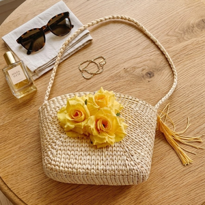 Sac à main bohème fait main en jacinthe d'eau, tissé avec fleur jaune et pompon, style plage estival - Product Image 1