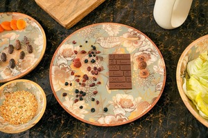 Assiette de service ronde en bois d'acacia, motif floral d'oiseaux gravé, assiette à dîner écologique pour la maison et les cadeaux - Product Image 3