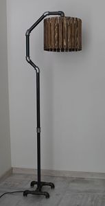 Lampe de sol industrielle avec abat-jour en bois, hauteur réglable, base en fer, design cylindrique brun, usage résidentiel - Product Image 4