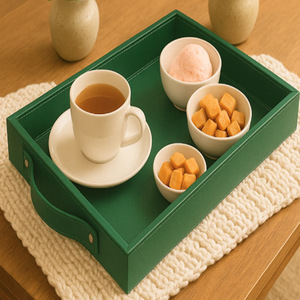 Plateau de service rectangulaire en cuir vert avec poignées, plateau en cuir de luxe pour la maison et le bureau, design minimaliste pour utilisation sur table - Product Image 1