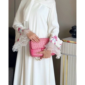 Abaya Blanca para Mujer con Bordado Floral y Mangas con Volantes, Vestido Musulmán Modesto, Corte Holgado, Manga Larga, Largo Completo, Edición para Oración y Eid - Product Image 1