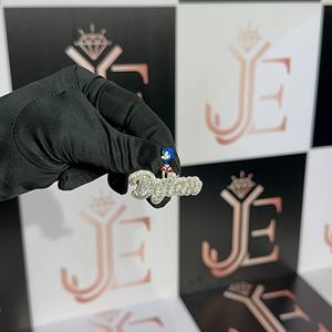 Pendentif en argent sterling 925 avec diamant moissanite, pendentif personnalisé avec le nom DYLAN, entièrement serti de diamants, pendentif avec initiales au prix de gros - Product Image 1