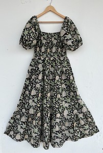 Robe longue d'été bohème pour femme, en coton noir à imprimé floral, avec corsage smocké et manches courtes, à volants – Fabricant de vêtements pour femmes - Product Image 1