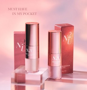 Iluminador [N2U] Lovely 3.5g, Brocha Todo en Uno, Maquillaje Vegano, Ideal para Viajes, Piel Radiante, Larga Duración, Acabado Sedoso - Product Image 1