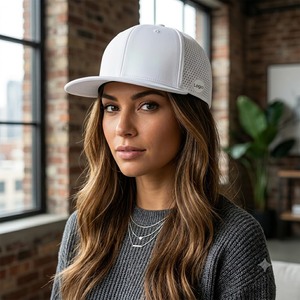 หมวกแก๊ปแบบ Snapback 6 แผง พรีเมียม ผ้าโพลีกันน้ำ ปีกแบน ปรับขนาดได้ โลโก้ยาง PVC แบบกำหนดเอง รูเจาะด้วยเลเซอร์ ผลิตสำหรับทุกเพศ - Product Image 6