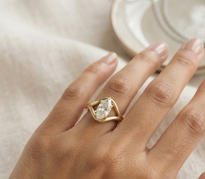 Bague de fiançailles solitaire en or massif 14 carats avec diamant de laboratoire marquise asymétrique inclinée 11x5,5 mm, couleur E, 1,25 ct, VVS2 - Product Image 4