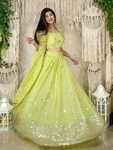 ชุดเลเฮนกาโชลีสีเขียวมะนาว ผ้าจอร์เจตต์ ประดับเลื่อมกระจกและเสื้อแขนพอง - ชุดเลเฮนกาสำหรับงานฮัลดี เมเฮนดี ปาร์ตี้สไตล์อินเดีย - Product Image 3