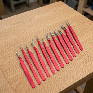 Pince à épiler TEEJAY Pro Series rouge très demandée, testée à la main, haute précision, outils de beauté personnalisables, best-seller OEM - Product Image 1