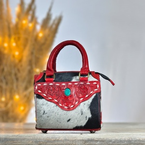 Bolso de Mano de Cuero Genuino de Vaca de Lujo, Fabricado al por Mayor, con Bordado Rojo y Cierre de Cremallera con Piedra Turquesa - Product Image 1
