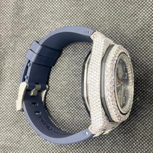 Montre entièrement sertie de diamants, bracelet en silicone bleu chrono blanc - Product Image 3