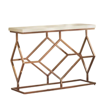 Table console moderne de luxe en acier inoxydable doré avec base sculpturale unique et plateau en marbre blanc pour entrée, hall ou salon