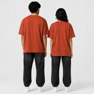 T-shirt unisexe en coton orange rouille, coupe oversize avec épaules tombantes, col rond, manches courtes et coupe décontractée pour un style streetwear décontracté - Product Image 3