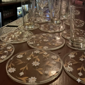 Sous-verre en verre classique à motifs floraux peints à la main, résistant à la chaleur, antidérapant, pour servir des cocktails, du whisky, des mocktails, du thé, du café, des boissons gazeuses - Product Image 2