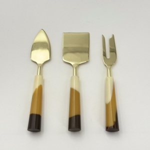 Juego de Herramientas para Queso de Lujo, Hecho a Mano, de Acero Inoxidable con Mango de Resina, Utensilios de Mesa Elegantes para Bodas y Ocasiones Especiales - Product Image 3