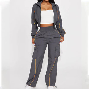 Ensemble coupe-vent personnalisé pour femme grande taille, gris avec passepoil orange, veste courte et pantalon cargo en nylon à jambe large, style streetwear, vente en gros - Product Image 6