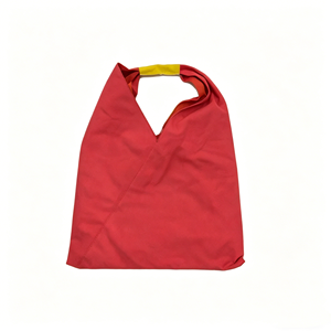 Sac fourre-tout triangulaire rouge avec lettrage jaune, sac de shopping tendance, design ouvert, utilisation toutes saisons - Product Image 3