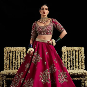 Vestido de novia pakistaní premium: Detalle de primer plano del vestido nupcial metálico plateado con borlas de cristal intrincadas - Product Image 1