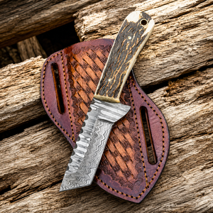 Couteau de chasse artisanal en acier Damas avec manche en corne, lame fixe, fourreau en cuir - Product Image 1