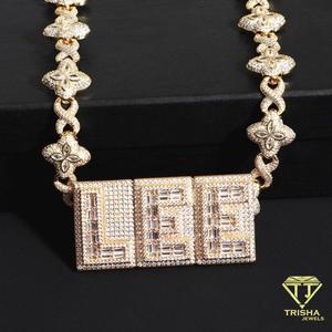 Pendentif personnalisé avec nom en moissanite taille baguette sertie de pierres, en argent sterling 925, avec chaîne à maillons floraux, testée au diamant - Product Image 3