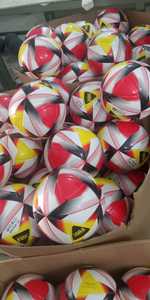 Ballon de football composite texturé pour l'entraînement, idéal pour les exercices scolaires et les matchs - Product Image 1
