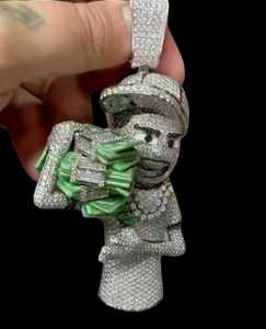 Colgante de Lujo Personalizado de Plata de Ley Bicolor con Moissanita, Diseño de Rapper de Dibujos Animados con Mano Sosteniendo Dinero, Joyería de Regalo para Él - Product Image 4