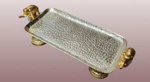 Elegante Bandeja Redonda de Metal para Servir con Asa Floral, Acabado Plateado Decorativo, Plato para Servir para Mesa de Centro y Mesa de Comedor - Product Image 4