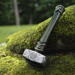 Marteau Viking avec gravure Triskelion, face rectangulaire, poignée texturée, manche en bois, design antidérapant - Product Image 4