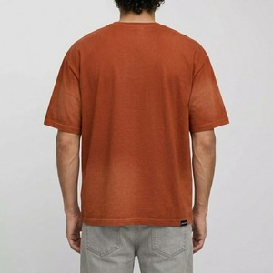 เสื้อยืดโอเวอร์ไซส์สีส้มสนิมสำหรับผู้ชาย ผ้าฝ้ายลำลองทรงหลวม เรียบง่าย นุ่มสบาย เหมาะสำหรับใส่ในฤดูร้อน สตรีทแวร์สุดเทรนด์ ใส่ได้ทุกวัน - Product Image 2