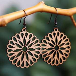 Boucles d'oreilles Kawaii multicolores arc-en-ciel avec détail de perles, bijoux de mode mignons pour les mariages, les fêtes et les cadeaux. - Product Image 1