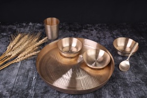 Juego de Vajilla de Latón Ecológico Hecho a Mano de Primera Calidad con Accesorios Completos para el Hogar, Estilo Clásico - Product Image 5