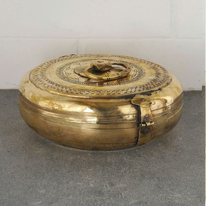 Boîte circulaire en laiton exquise avec des gravures géométriques détaillées et un couvercle à anneau. Article disponible à prix de gros. - Product Image 2