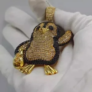 Elegante Colgante de Pingüino con Moissanita Real de Corte Redondo de 2.60Ct, Chapado en Oro Amarillo de 14K - Product Image 2