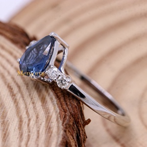 Bague d'épaule en or blanc massif 14 carats avec saphir bleu naturel et diamants, collection Memoria Jewels, vente en gros - Product Image 3