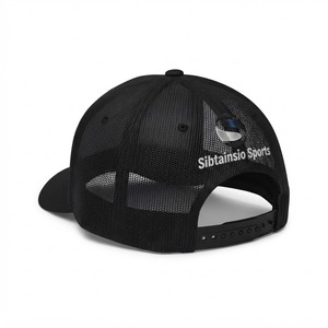 Gorra de béisbol tipo trucker de malla con logo bordado personalizado, negra y blanca, ajustable, estilo snapback, casual, deportiva, para el sol. - Product Image 4