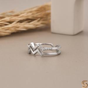 Bague en moissanite Zig Zag, bande ouverte en chevron, 0,10 CT, bague empilable, or massif 18 carats, Satani Brothers - Product Image 4