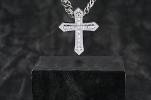 Colgante de cruz personalizado con incrustaciones de moissanita VVS en plata 925, colgante religioso de fe cristiana, joyería para regalos. - Product Image 3