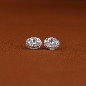 Boucles d'oreilles pendantes à clous en diamants simulés taille émeraude 2,00 CTW, plaqué or 18 carats, style géométrique moderne de luxe, certifiées IGI - Product Image 1