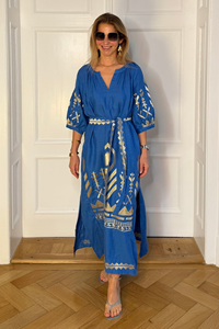 Robe longue ample de plage bohème en coton 100% avec imprimé feuille d'or bleu, col en V, manches bouffantes et pompons, écologique, vente en gros OEM pour femmes - Product Image 4