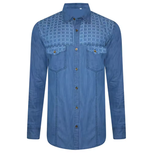 Chemise en jean matelassée pour homme de qualité supérieure, bleu moyen, design texturé aux épaules, manches longues, boutonnée. - Product Image 1