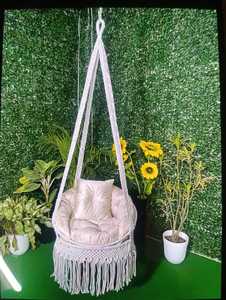 Panier d'emballage traditionnel en bambou fait main et écologique avec coussin rouge et pompons, décoration d'intérieur du Jharkand, Bikash Enterprises - Product Image 3