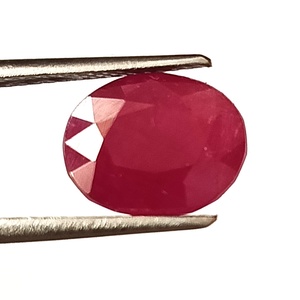 Pierre précieuse naturelle en rubis africain de 4,20 carats, taille ovale, facettée, non montée - Product Image 1