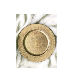 Assiette de service en métal martelé à la main pour les mariages à destination ou les fêtes à thème avec une esthétique rustique et luxueuse - Product Image 3
