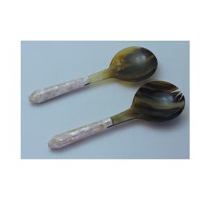 Ensemble de 2 cuillères à salade en corne, design unique, fabriquées à la main à partir de corne de buffle naturelle, à prix avantageux. - Product Image 4