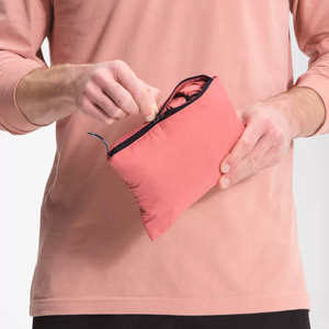 Chaqueta cortavientos con capucha y cremallera diseñada para un estilo urbano y actividades al aire libre - Product Image 4