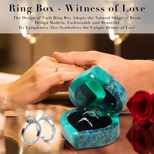 Boîte à bague en forme de cœur - Boîte à bague de fiançailles en résine et bois faite à la main, boîte cadeau personnalisée pour demande en mariage avec intérieur en velours - Product Image 2
